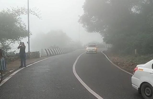 માઉન્ટ આબુમાં 8 ઇંચ વરસાદથી આબુ ખીલી ઉઠ્યું છે. વરસાદને લઈને માઉન્ટ આબુમાં પહાડ ઉપરથી પાણી વહી રહ્યા છે.