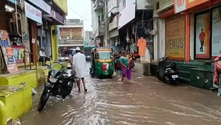 આવતીકાલે ભારે વરસાદ (યલો એલર્ટ) વાળા જિલ્લાઓ: આ ઉપરાંત, બનાસકાંઠા, સાબરકાંઠા, તાપી, સુરત, ડાંગ, મહેસાણા, ગાંધીનગર, અમદાવાદ, સુરેન્દ્રનગર, ખેડા, રાજકોટ, ગીર સોમનાથ, જૂનાગઢ, છોટા ઉદેપુર અને નર્મદા જિલ્લામાં ગાજવીજ સાથે ભારે વરસાદની આગાહી કરવામાં આવી છે. આ જિલ્લાઓમાં પણ સ્થાનિક તંત્રને એલર્ટ રહેવા અને નાગરિકોને સાવચેતી રાખવા સૂચના આપવામાં આવી છે.