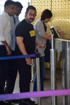 आगे-आगे गर्लफ्रैंड गौरी, पीछे-पीछे आमिर खान, क्यूटनेस ओवरलोडेड, देखें तस्वीरें