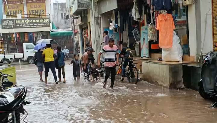 આવતીકાલે અતિભારે વરસાદ (ઓરેન્જ એલર્ટ) વાળા જિલ્લાઓ: હવામાન વિભાગના મતે, જૂન 23 ના રોજ અમરેલી, ભાવનગર, નવસારી, વલસાડ, બોટાદ, અરવલ્લી, મહીસાગર, દાહોદ, વડોદરા, આણંદ અને ભરૂચ જિલ્લામાં અતિભારે વરસાદ પડવાની સંભાવના છે. આ વિસ્તારોમાં જળબંબાકાર અને નીચાણવાળા વિસ્તારોમાં પાણી ભરાવાની સ્થિતિ સર્જાઈ શકે છે.