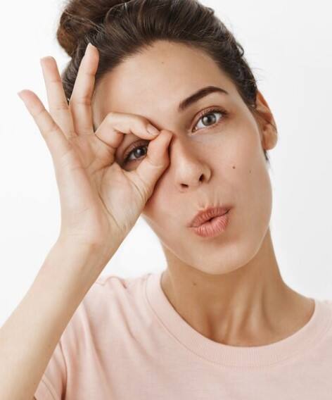 Vitamin E ਸਕਿਨ ਨੂੰ ਸਿਹਤਮੰਦ ਰੱਖਣ ’ਚ ਮਦਦ ਕਰਦਾ ਹੈ। ਇਸ ਦੀ ਕਮੀ ਨਾਲ ਸਕਿਨ ਖੁਸ਼ਕ, ਬੇਜਾਨ ਅਤੇ ਖਾਰਸ਼ਦਾਰ ਹੋ ਸਕਦੀ ਹੈ। ਕੁਝ ਮਾਮਲਿਆਂ ’ਚ, ਸਕਿਨ ’ਤੇ ਧੱਬੇ ਜਾਂ ਝੁਰੜੀਆਂ ਵੀ ਦਿਖਾਈ ਦੇ ਸਕਦੀਆਂ ਹਨ।