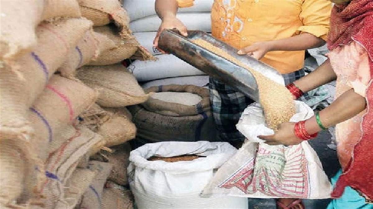 ration card holders will get 8 benefits on it government made big changes know the details | अब राशन कार्ड पर मिलने लगे हैं ये 8 फायदे, सरकार ने नियमों में किया बड़ा बदलाव