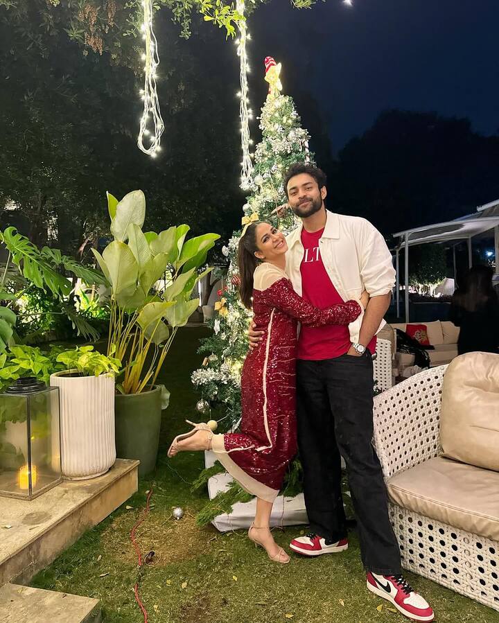 साउथ फिल्म इंडस्ट्री के मोस्ट एडोरेबल कपल वरुण तेज और लावण्या त्रिपाठी ने हाल ही में इंस्टाग्राम पर एक पोस्ट शेयर किया. वायरल पोस्ट में उन्होंने एक क्यूट तस्वीर शेयर कर अपनी प्रेग्नेंसी का ऐलान किया.