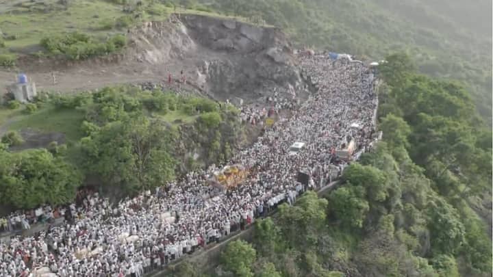 राज्याच्या कोनाकोपऱ्यातून भाविक आणि फोटोग्रार्फर्स आज दिवेघाटात माऊलींच्या पालखीची वाट पाहात होते. पांडुरंग हरी विठ्ठुल श्री ज्ञानदेव तुकाराम... असा जयघोष करत अवघा दिवे घाट आज दुमदुमला होता.