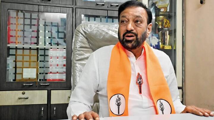 माजी नगरसेविका तेजस्वी घोसाळकर यांच्या ठाकरेंची सेना सोडण्याची चर्चा सुरु असताना विनोद घोसाळकर यांनी देखील उद्धव ठाकरेंची भेट घेतली होती. आपण आणि आपल्या सून उद्धव ठाकरेंसोबत राहणार असल्याचं त्यांनी स्पष्ट केलं होतं.