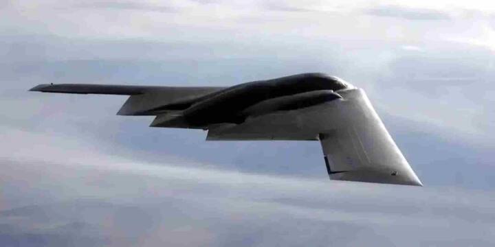 इस बम को गिराने की प्रक्रिया बेहद सटीक होती है सैटेलाइट नेविगेशन से लक्ष्य तय किया जाता है और बम को ऊंचाई से गिराकर गहराई तक पहुंचाया जाता है. बम में मौजूद डिले फ्यूज़ तंत्र यह सुनिश्चित करता है कि विस्फोट तय गहराई पर ही हो. अकसर हमले में एक से ज्यादा बम गिराए जाते हैं, पहला रास्ता साफ करने के लिए और बाकी पूर्ण विनाश के लिए.