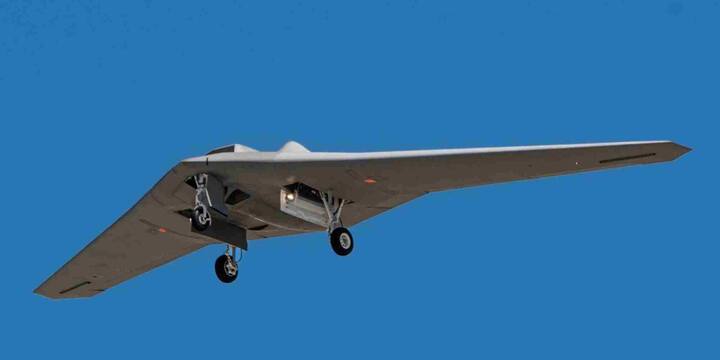 MQ-25 Stingray, अमेरिकी नौसेना का नया कमाल का ड्रोन जो एयरक्राफ्ट कैरियर से उड़ान भर सकता है. यह न सिर्फ स्टील्थ मिशन पूरा करता है, बल्कि हवा में ही फ्यूल रीफिलिंग का काम भी करता है.