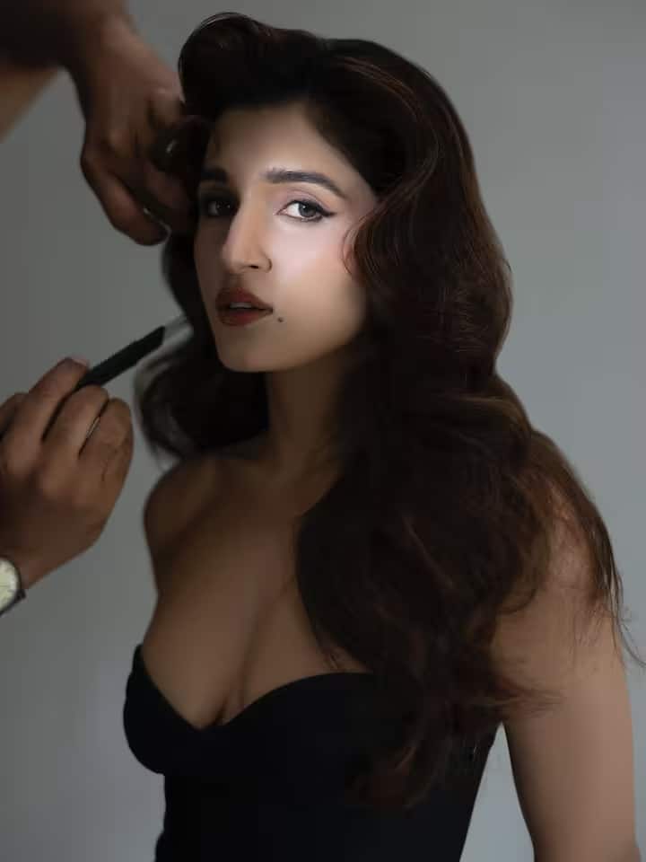 तस्वीरों को शेयर करते हुए एक्ट्रेस ने लिखा, 'ये बाल, ये फिट, मैं निश्चित रूप से पुरानी हॉलीवुड कल्पना को महसूस कर रही हूं...' इन तस्वीरों में उर्मि एक से बढ़कर एक बेहतरीन पोज दे रही हैं, कभी दीवार के सहारे खड़ी होती हैं तो कभी जमीन पर लेट जाती हैं।