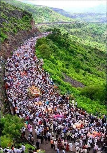 आज 22 जून रोजी पालखी सासवडचा दिवेघाट पार करुन उद्या सासवडला पोहोचेल, 23 जूनचा पालखीचा मुक्काम सासवड येथे असणार असून 24 जून सासवड ते जेजुरी असा पालखीचा प्रवास असणार आहे. जेजुरी नगरीत पालखीवर भंडाऱ्याची उधळण होणार आहे.