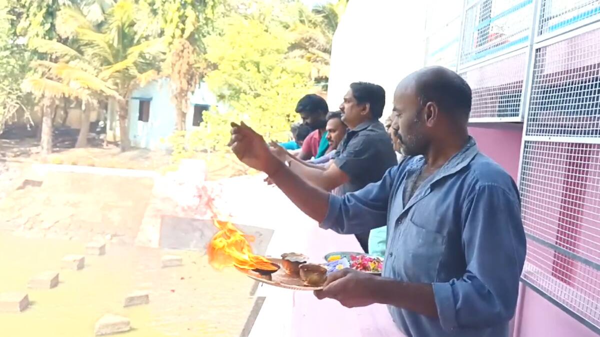 குடகில் தொடங்கி இறுதியாக பூம்புகார் கடலில் கலக்கும் காவிரி... கடைசி கதவணையில் வரவேற்ற விவசாயிகள்..