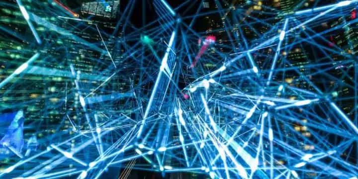 સ્માર્ટફોનનો ઉપયોગ પણ દરેકને કરવાની મંજૂરી નથી. સરકાર સ્માર્ટફોન ધરાવતા લોકોના ઉપકરણોને ટ્રેક કરે છે અને તેના પર જોવામાં આવતી સામગ્રીના સ્ક્રીનશોટ પણ માંગે છે. મોટાભાગના નાગરિકો હજુ પણ જૂના 2G ફીચર ફોનનો ઉપયોગ કરે છે.