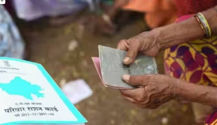 ਲੋਕ 1 ਜੂਨ ਤੋਂ ਬਾਅਦ ਰਾਸ਼ਨ ਕਾਰਡ 'ਤੇ ਰਾਸ਼ਨ ਲੈਣ ਜਾਂਦੇ ਹਨ। ਇਸ ਲਈ ਰਾਸ਼ਨ ਕਾਰਡ ਧਾਰਕਾਂ ਨੂੰ 9 ਤਰ੍ਹਾਂ ਦੀਆਂ ਖਾਣ-ਪੀਣ ਦੀਆਂ ਚੀਜ਼ਾਂ ਦਿੱਤੀਆਂ ਜਾਣਗੀਆਂ। ਇਸ ਤੋਂ ਇਲਾਵਾ, ਜੇਕਰ ਕਿਸੇ ਕੋਲ ਰਾਸ਼ਨ ਕਾਰਡ ਨਹੀਂ ਹੈ। ਫਿਰ ਵੀ ਜੇਕਰ ਤੁਸੀਂ ਰਾਸ਼ਨ ਲੈਣ ਜਾਂਦੇ ਹੋ। ਤਾਂ ਤੁਸੀਂ ਸਿਰਫ਼ ਫਿੰਗਰ ਪ੍ਰਿੰਟ ਅਤੇ ਮੋਬਾਈਲ OTP ਰਾਹੀਂ ਹੀ ਰਾਸ਼ਨ ਪ੍ਰਾਪਤ ਕਰ ਸਕਦੇ ਹੋ।