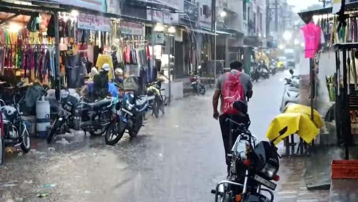 આ આગાહી મુજબ, કુલ 11 જિલ્લામાં અતિભારે વરસાદની સંભાવના છે, જેના પગલે ઓરેન્જ એલર્ટ જાહેર કરવામાં આવ્યું છે, જ્યારે અન્ય 15 જિલ્લામાં ગાજવીજ સાથે ભારે વરસાદની શક્યતા વ્યક્ત કરાઈ છે અને યલો એલર્ટ જારી કરાયું છે.