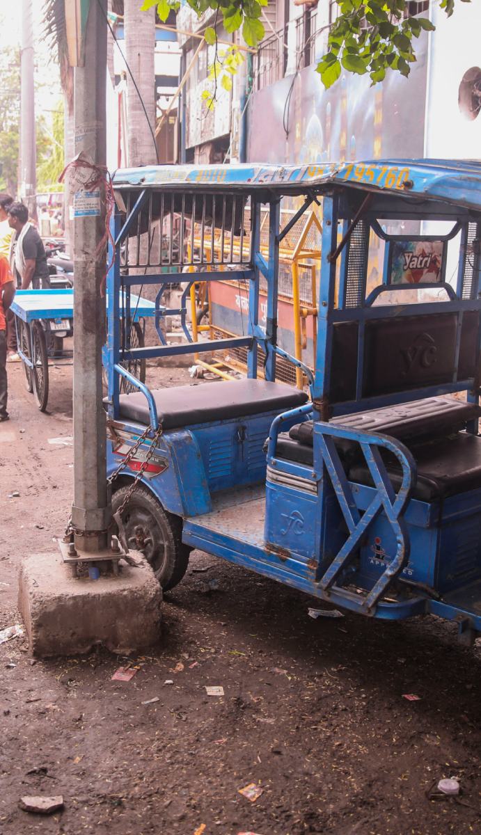 इस घटना में एक महिला जिंदा जलकर भस्म हो गई