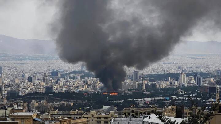 इराणविरुद्धच्या इस्रायलच्या युद्धात अमेरिकेनेही उडी घेतली आहे. अमेरिकेने इराणमधील तीन अणुस्थळांना लक्ष्य केले आहे.