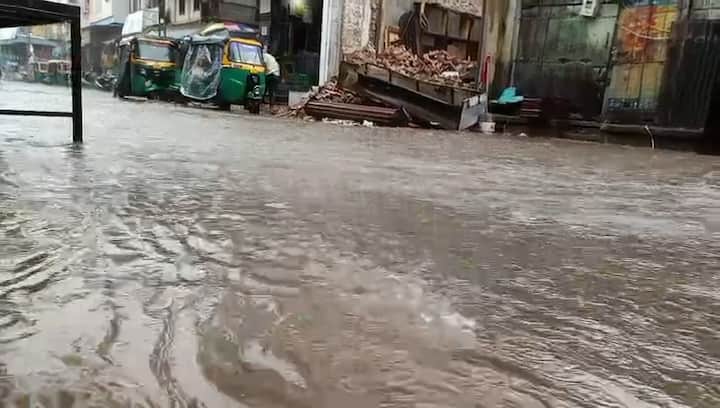 ચોમાસાની આ શરૂઆતની જોરાદાર બેટિંગને કારણે રાજ્યના ઘણા વિસ્તારોમાં નદી-નાળાઓ છલકાઈ ગયા છે અને ખેતરોમાં પાણી ભરાઈ ગયા છે.