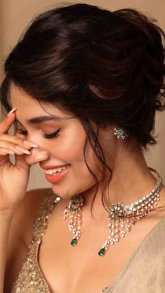 బేబమ్మ మెడలో నక్లెస్  డిజైన్ చూశారా !