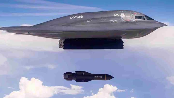 हाल ही में अमेरिका और ईरान के बीच तनाव चरम पर पहुंच गया है. अमेरिका के पूर्व राष्ट्रपति डोनाल्ड ट्रंप ने दावा किया है कि अमेरिका ने ईरान के तीन प्रमुख परमाणु ठिकानों पर सटीक और सफल हवाई हमले किए हैं.