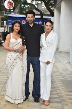 Metro in Dino के 3 स्टार एक साथ आए नजर, फातिमा सना शेख लगीं रॉयल तो बॉस लेडी बन छा गईं सारा अली खान