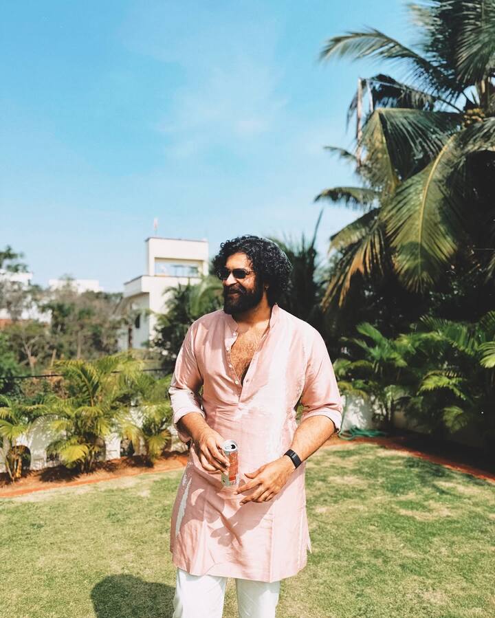 वरुण तेज साउथ के पॉपुलर स्टार्स अल्लू अर्जुन, राम चरण और साई तेज के कजिन हैं. उन्होंने कई हिट फिल्मों में काम किया है. हाल ही में उनकी फिल्म मटका रिलीज हुई.