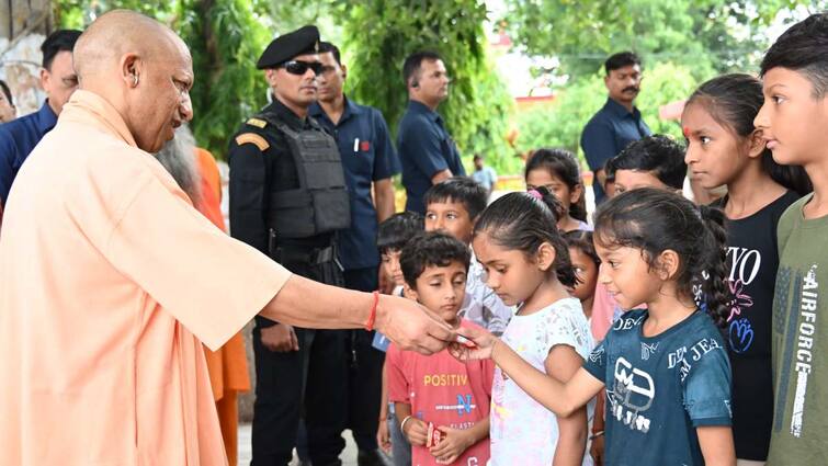 Up Cm yogi adityanath in gorakhpur in public and spent time with children Ann गोरखपुर में सीएम योगी ने जनता दरबार में सुनी समस्याएं, बच्चों कों बांटी टॉफी-चॉकलेट