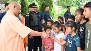 गोरखपुर में सीएम योगी ने जनता दरबार में सुनी समस्याएं, बच्चों कों बांटी टॉफी-चॉकलेट
