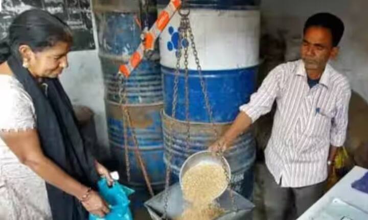 ਦੇਸ਼ ਭਰ ਦੇ ਹੋਰ ਰਾਜਾਂ ਵਾਂਗ, ਉੱਤਰ ਪ੍ਰਦੇਸ਼ ਵਿੱਚ ਵੀ ਤਿੰਨ ਮਹੀਨਿਆਂ ਦਾ ਐਡਵਾਂਸ ਰਾਸ਼ਨ ਸ਼ੁਰੂ ਹੋ ਗਿਆ ਹੈ। ਸਰਕਾਰ ਨੇ ਤਰੀਕਾਂ ਬਦਲੀਆਂ ਹਨ ਅਤੇ 25 ਮਈ ਤੋਂ ਐਡਵਾਂਸ ਰਾਸ਼ਨ ਦੇਣਾ ਸ਼ੁਰੂ ਕਰ ਦਿੱਤਾ ਹੈ। ਇਹ ਫੈਸਲਾ ਮਾਨਸੂਨ ਕਾਰਨ ਸਪਲਾਈ ਦੀ ਸਮੱਸਿਆ ਕਾਰਨ ਲਿਆ ਗਿਆ ਹੈ।