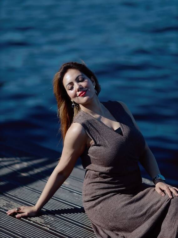 બ્રાઉન ડ્રેસમાં નદી કિનારે ‘બબીતા જી’ની અદાઓ પર ફિદા થયા ફેન્સ