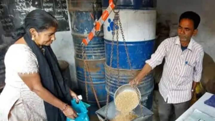राशन कार्ड पर 1 जून के बाद राशन लेने जाते हैं. तो राशन कार्ड धारकों को 9 तरह की खाद्य सामग्री दी जाएगी. इसके अलावा अगर किसी के पास राशन कार्ड नहीं है. तो भी आप राशन लेने जाते हैं. तो सिर्फ फिंगर प्रिंट और मोबाइल ओटीपी के जरिए राशन हासिल कर सकते हैं.