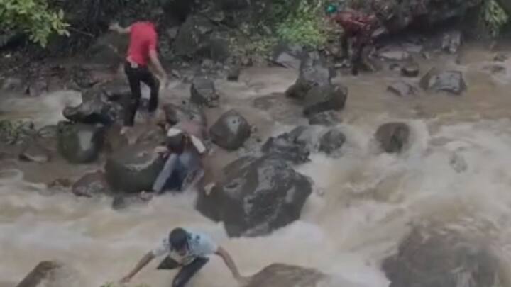 मुसळधार पाऊस, दाट धुक्यातून वाट शोधत जाणारे घाट पाहण्यासाठी पर्यटकांची नेहमीच गर्दी होत असते.