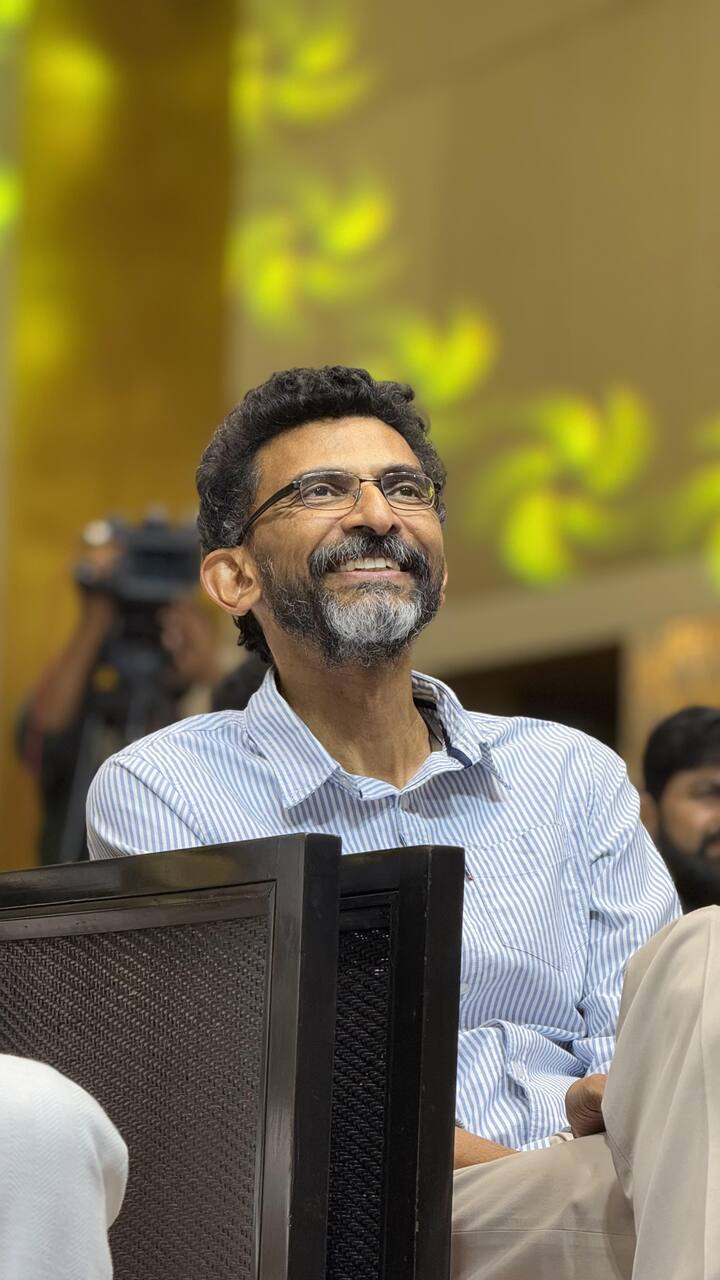 కుబేర విడుదల ముందు చిరంజీవిని తాను కలిశానని ఆయనతో దిగిన ఫోటో విడుదల చేసిన తర్వాత యుఫోరియా మొదలైందని శేఖర్ కమ్ముల తెలిపారు. పాతికేళ్ల క్రితం ఒకసారి కలిసి చిరంజీవికి షేక్ హ్యాండ్ ఇచ్చానని ఆయనను ఎప్పటికైనా డైరెక్ట్ చేయాలనే కలతో ఇండస్ట్రీలో అడుగుపెట్టానని తెలిపారు.