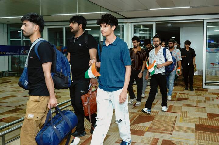 एक अनुमान के मुताबिक, भारत से हर साल 20,000 से 25,000 स्टूडेंट्स पढ़ाई के लिए विदेश का रुख करते हैं. इसमें बड़ी संख्या में छात्र ईरान भी आते हैं और यहां की यूनिवर्सिटीज में हायर एजुकेशन के लिए एडमिशन लेते हैं.