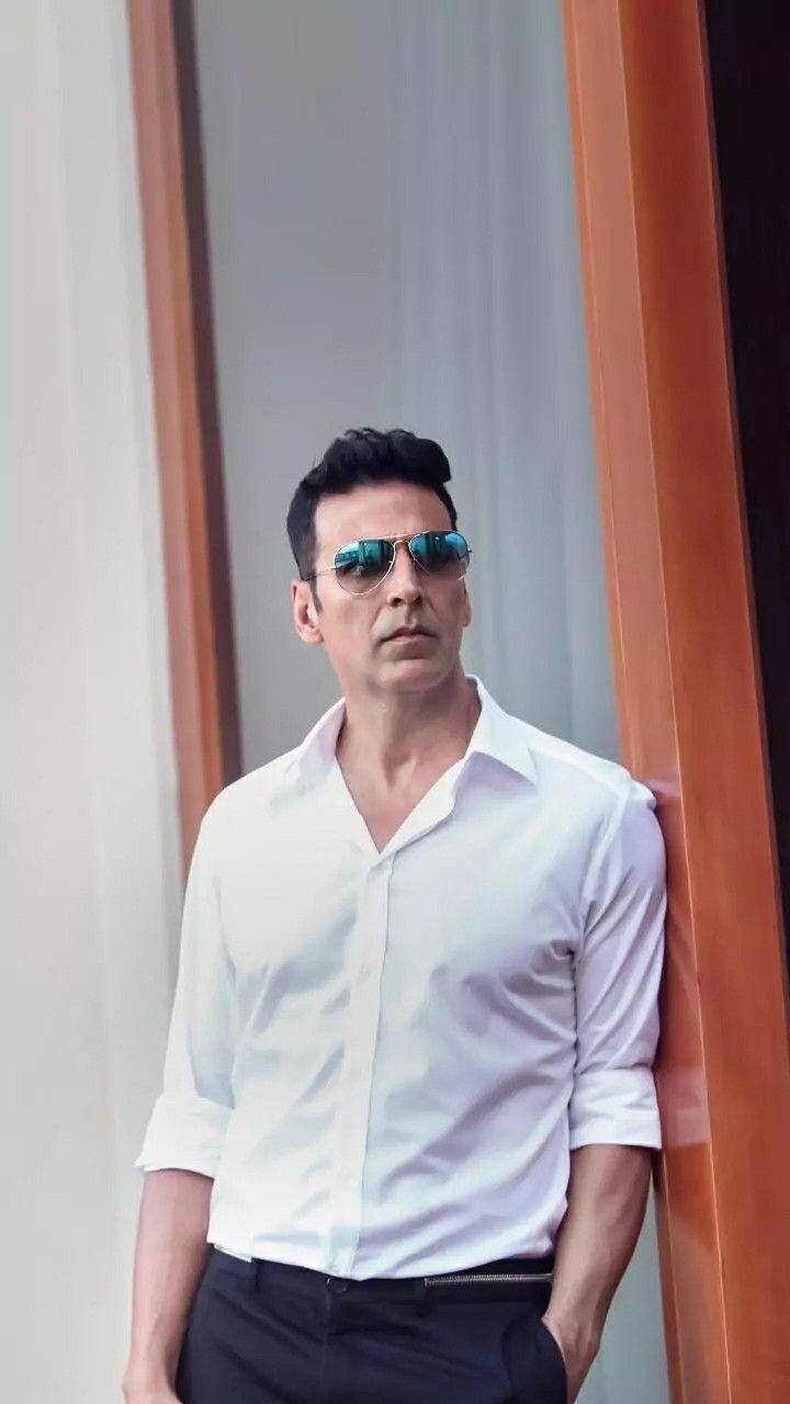 अब 33 साल बाद उनके इनकम में काफी इजाफा हुआ है. आज उनकी नेटवर्थ करोड़ों में है. रिपोर्ट्स की मानें तो अभिनेता एक फिल्म के लिए 90 करोड़ से भी ज्यादा फीस की डिमांड करते हैं.