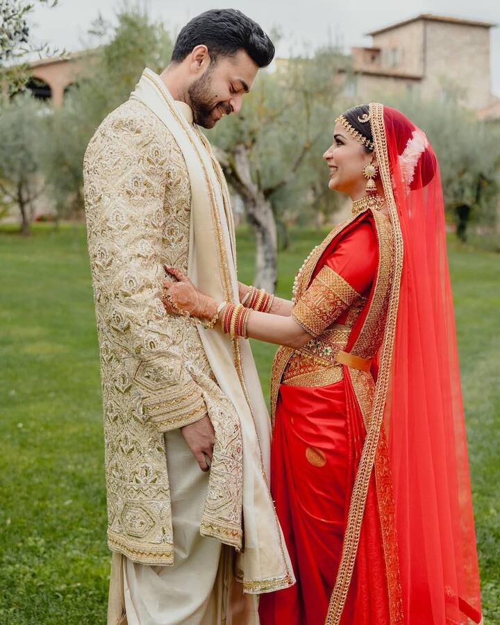 बता दें, कपल ने नवंबर 2023 में इटली में ग्रैंड वैडिंग की थी. अब शादी के 2 साल बाद कपल ने प्रेग्नेंसी अनाउंस की है.