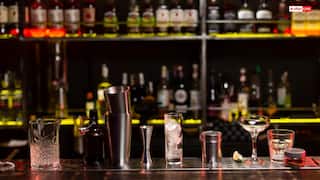 प्लास्टिक के गिलास में शराब पीना ज्यादा खतरनाक या स्टील के गिलास में? जानें सेहत की बात