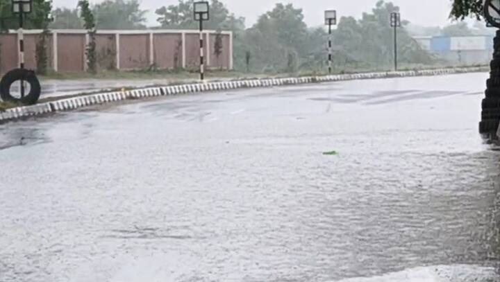 મહેસાણા-રાધનપુર રોડ પરની પાંચોટ ચોકડી પાસે વરસાદી પાણી ફરી વળતા વાહન ચાલકોને હાલાકીનો સામનો કરવો પડ્યો હતો.