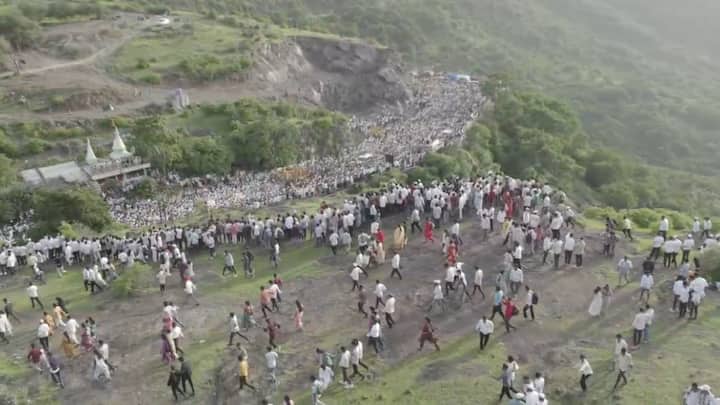 संत ज्ञानेश्वर महाराजांच्या पालखीचे दोन दिवसांपूर्वी आळंदीतून प्रस्थान झाल्यानंतर पालखीने आज अवघड असा दिवेघाट पार केला. दिवे घाट पार करताना घाटाने जणू हिरवा शालू नेसल्यासारखं दिसत होतं. संत ज्ञानेश्वर महाराजांची पालखी दिवे घाट पार करतानाची विहंगम दृश्य विविध कॅमेऱ्यात कैद झाली आहे.