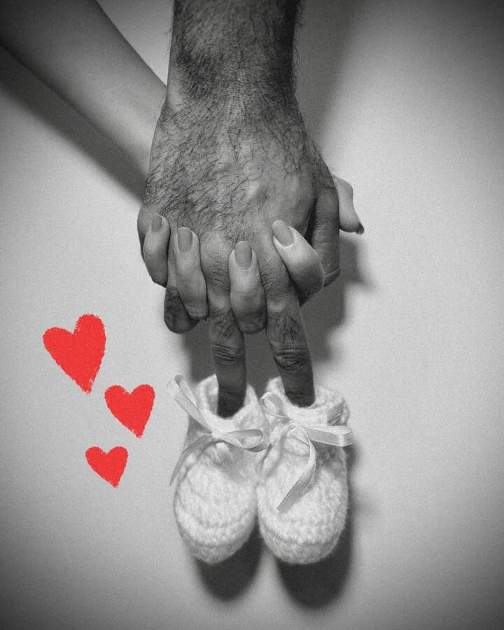 इस तस्वीर में कपल एक दूसरे का हाथ थामे और बेबी शू को हाथ में लिए साथ नजर आ रहे हैं. फैंस संग कपल ने अपनी ये खुशखबरी शेयर की है.