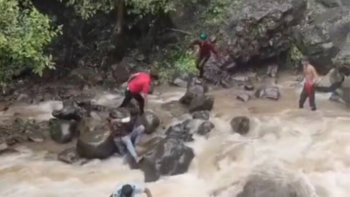 राधानगरी आणि भुदरगड तालुक्यातील सुद्धा इतर धबधबे प्रवाहित झाल्याने गर्दी वाढली आहे.