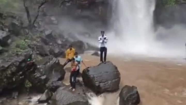 राधानगरी परिसरात जोरदार पाऊस झाल्याने धबधब्याचा प्रवाह सुद्धा मोठा आहे.