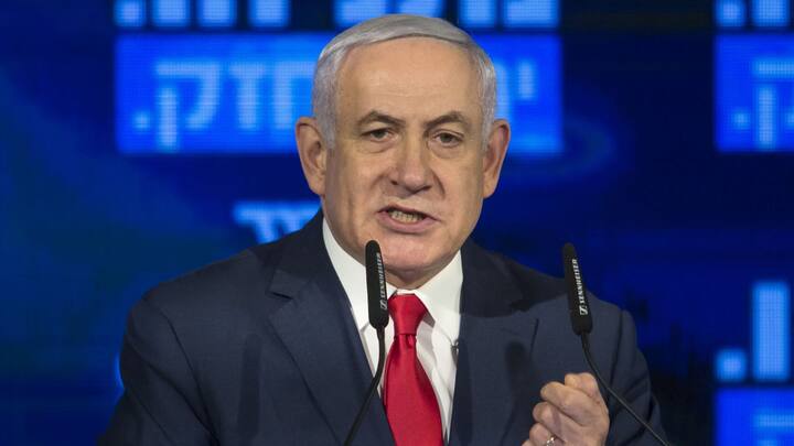 বছরের গোড়ার দিকেই তাঁদের মতভেদের খবর মিলেছিল। সপ্তাহখানেক আগে পর্যন্তও দূরত্ব চোখে পড়ছিল বেশ। কিন্তু আমেরিকায় হামলা চালিয়ে ফের ইজরায়েলের পাশে থাকারই বার্তা দিলেন আমেরিকার প্রেসিডেন্ট ডোনাল্ড ট্রাম্প। সেই নিয়ে দেশের অন্দরেই সমালোচনার মুখে পড়তে হচ্ছে তাঁকে। কিন্তু প্রশ্ন এখানেই। এত সমালোচনা, মতভেদ সত্ত্বেও কেন নিঃশর্ত ভাবে ইজরায়েলকে সমর্থন করে চলেছে আমেরিকা? উত্তর মোটেই সহজ নয়।