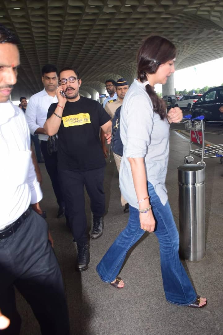 In these pictures, Gauri was moving forward and Aamir Khan was seen following him. Fans liked the style of both.