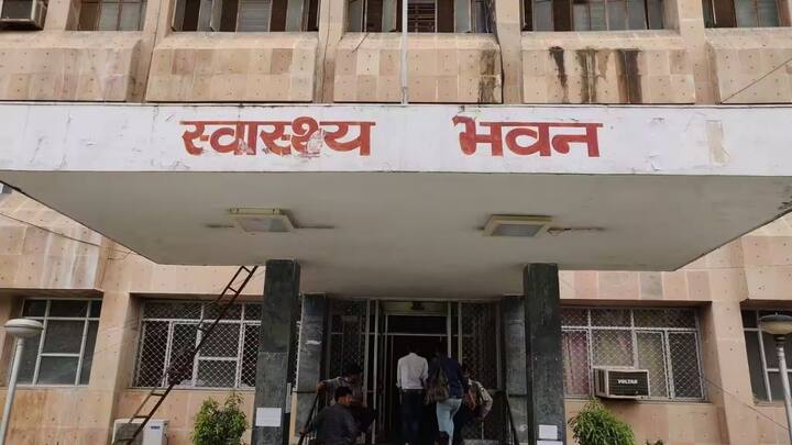 आप अपने राज्य के स्वास्थ्य एजेंसियों के कार्यालय में जाकर की शिकायत करवा सकते हैं. आप वहां लिखित में इस बारे में शिकायत दर्ज करवा सकते हैं. आपकी शिकायत सही पाई जाती है तो फिर उस अस्पताल पर कार्रवाई की जाएगी.