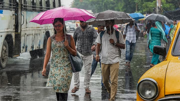 সোমবার বৃষ্টি বাড়বে। উত্তরবঙ্গের সব জেলাতেই ভারী বৃষ্টির আশঙ্কা। মালদা, উত্তর ও দক্ষিণ দিনাজপুরে ভারী বৃষ্টির পূর্বাভাস রয়েছে। দার্জিলিং, কালিম্পং, আলিপুরদুয়ার, কোচবিহার, জলপাইগুড়ি এই পাঁচ জেলাতে অতি ভারী বৃষ্টির সতর্কতা জারি করা হয়েছে।