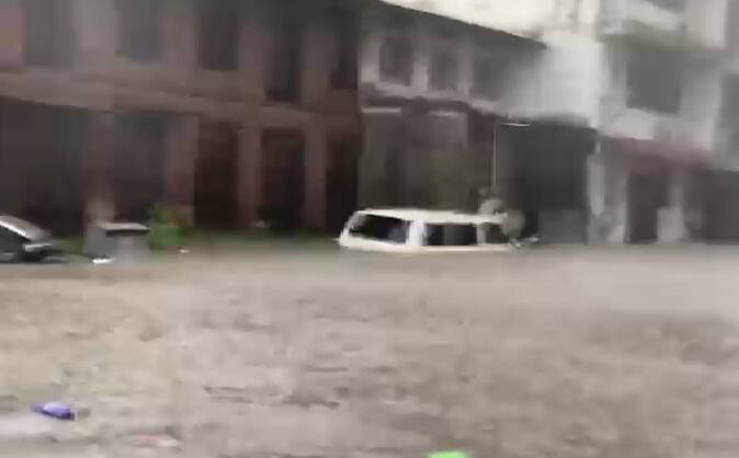 સુરતના કેટલાક વિસ્તારમાં એટલું પાણી ભરાયું છે કે, કાર સંપૂર્ણ ડૂબી ગયેલી જોવા મળે છે અનેક વાહનો પાણીના કારણે રસ્તા પર જ ફસાઇ ગયા છે