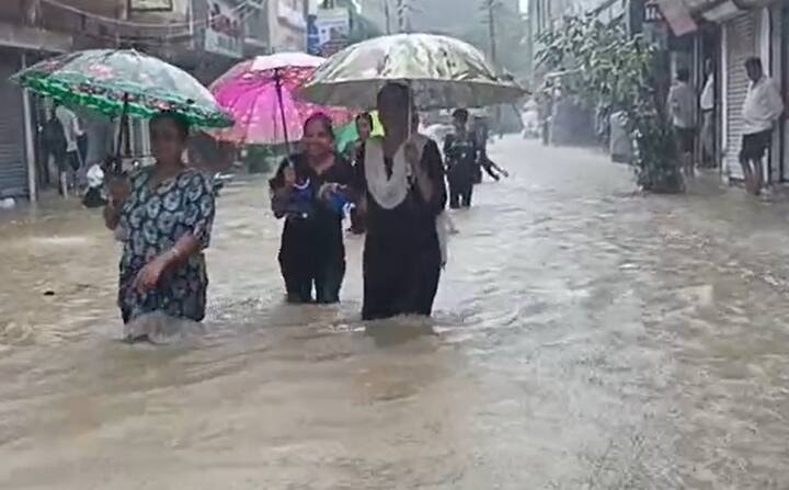 સુરતના અડાજણ, પાલ, રાંદેર સહિતના વિસ્તારો પણ પાણી પાણી થયા છે. કૃષ્ણનગર રોડ પણ વરસાદી પાણી ભરાયા છે. વેડ, ડભોલી, ડુમસ રોડ પણ જળબંબાકાર છે. રાંદેર વિસ્તારના માર્ગો પર નદી વહેતી હોય તેવા દ્રશ્યો સર્જાયા છે