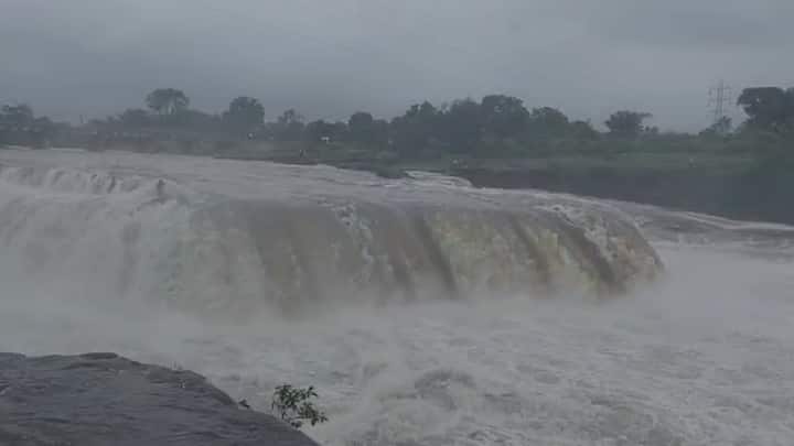 गंगापूर धरणाच्या पाणलोट क्षेत्रामध्ये संततधार पाऊस सुरू असल्याने गंगापूर धरणातून पाण्याचा विसर्ग वाढविण्यात आला आहे. 6000 क्युसेक इतका विसर्ग गंगापूर धरणातून केल्याने गोदावरी नदीला पूर सदृश्य परिस्थिती निर्माण झाली आहे.
