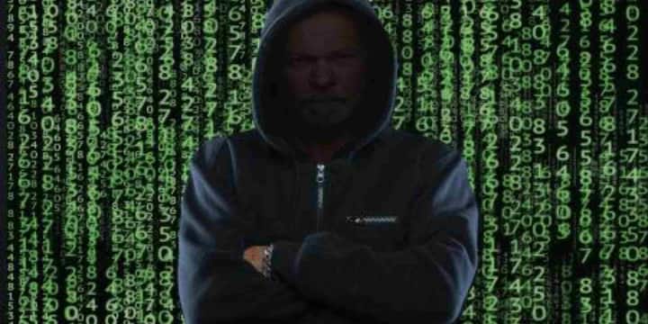 अगर आप शिकायत दर्ज कराने में देर करते हैं, तो फ्रॉड करने वाला आपके पैसे को तुरंत दूसरे अकाउंट में ट्रांसफर कर सकता है या निकाल सकता है. ऐसे में आपके पैसे को ट्रेस करना मुश्किल हो जाता है और रिकवरी लगभग नामुमकिन सी हो जाती है. ऑनलाइन फ्रॉड के मामलों में हर सेकंड कीमती होता है. गोल्डन आवर यानी पहले 1-2 घंटे के भीतर कार्रवाई करने से ही आप अपने पैसे को बचा सकते हैं. इसलिए सतर्क रहें किसी भी अनजान लिंक या कॉल पर भरोसा न करें और धोखाधड़ी होने पर बिना देर किए उचित कार्रवाई करें.