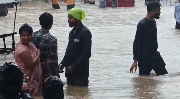 સુરત શહેરના તમામ વિસ્તારમાં ઘૂંટણથી કેડસમા પાણી ભરાયા છે. સુરતના અનેક માર્કેટોમાં પાણી પાણી થઇ ગઇ છે સુરતના અડાજણ, રાંદેર વિસ્તાર પણ જળમગ્ન છે. સુ