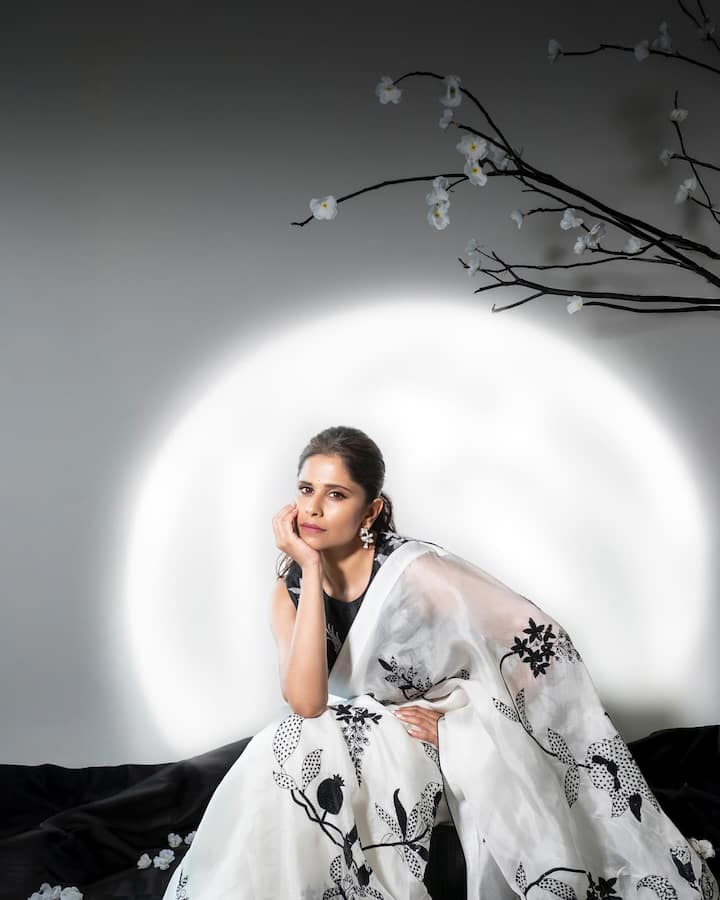 छोट्या पडद्यावरुन सुरुवात करणारी सई तिच्या अभिनयाच्या जोरावर मोठ्या पडद्यारपर्यंत पोहोचली आहे.